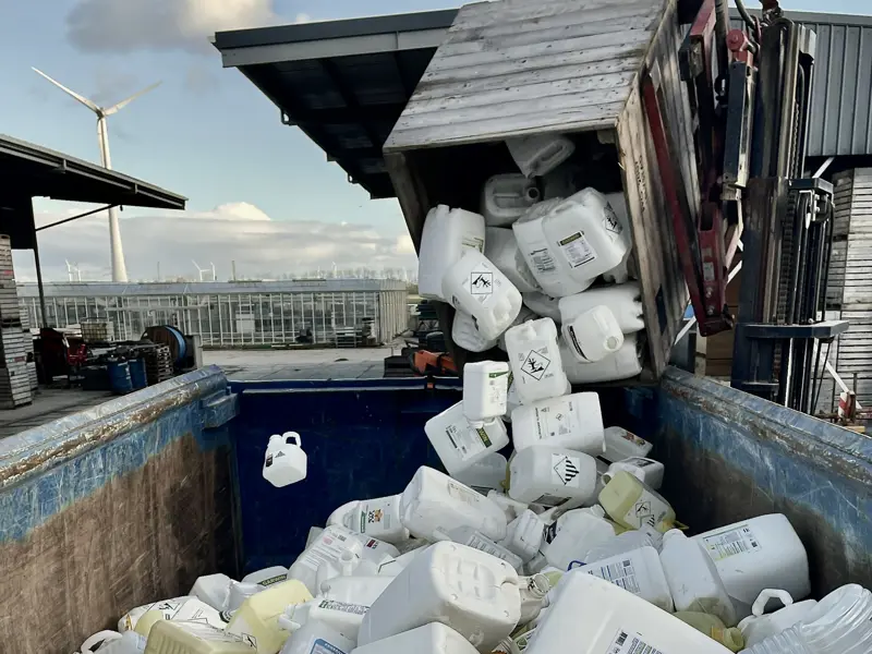Inzameling lege cans met container